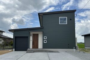 個性がキラリ、こだわりモスグリーンなガルバ張り二階建て