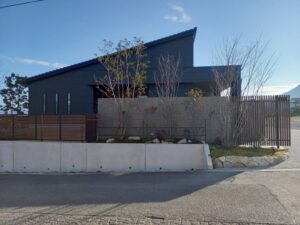 吹抜けリビングとアイランドキッチンが大迫力のラグジュアリーな邸宅